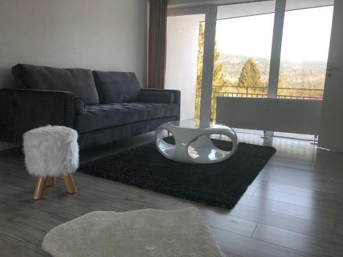 a living room with a couch and a table at Ferienwohnung im Dreiländereck in Neureichenau