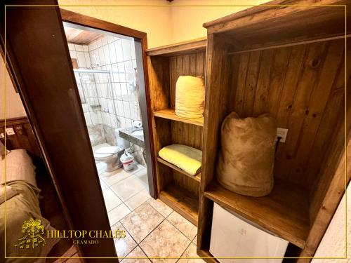 Bilik mandi di Hilltop Chalés Gramado
