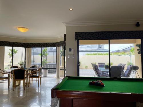 Ruang duduk di Perth 2-Story, Views, BBQ & More