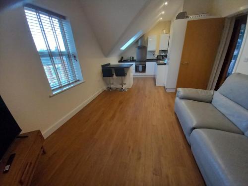 a living room with a couch and a kitchen at Cosy Spacious 2 bedroom Apartment Free Parking in Nottingham