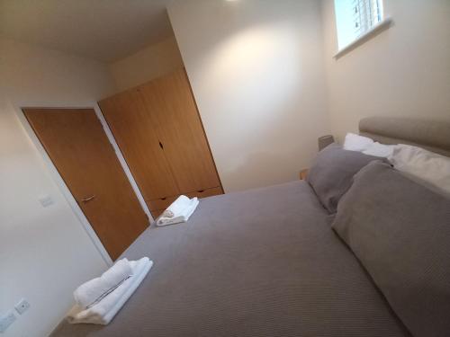 a bedroom with a bed with two towels on it at Cosy Spacious 2 bedroom Apartment Free Parking in Nottingham