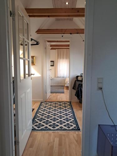 a hallway with a door leading to a bedroom at Hytten in Frøstrup