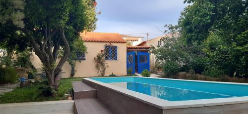 a swimming pool in the backyard of a house at Quinta D'Avó Amélia in Alquerubim