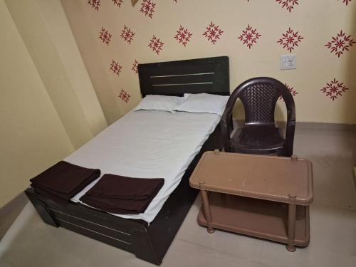 Postel nebo postele na pokoji v ubytování Hotel Sai Satya