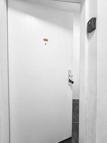 Una puerta blanca en una habitación con una pared en Stockerau Sky Terrace, en Stockerau