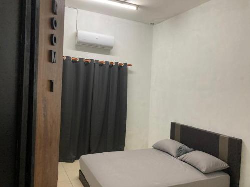 Letto o letti in una camera di Isyfaq Homestay Seremban Rahang 3 Bedrooms