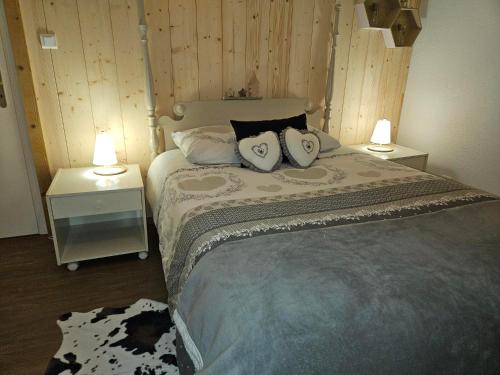 Gite Eglantine 2 à 6 personnes avec SPA et salle de jeux dans la résidenceにあるベッド