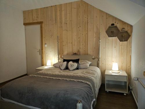 Gite Eglantine 2 à 6 personnes avec SPA et salle de jeux dans la résidenceにあるベッド