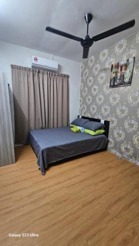 Katil atau katil-katil dalam bilik di Maisarah Homestay Melaka, Islamic Home in Melaka