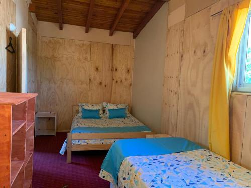 Giường trong phòng chung tại Hostal del Carmen Pucon