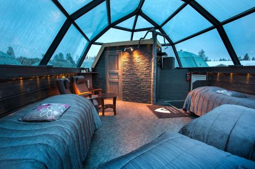 Zona d'estar a Arctic SnowHotel & Glass Igloos