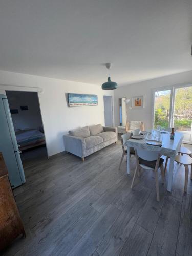 un salon avec une table et un canapé dans l'établissement Le Club des Cigales, à Hyères
