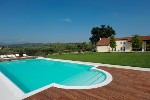 Bazén v ubytování Tenuta La Cà nebo v jeho okolí