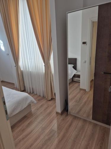 Ένα ή περισσότερα κρεβάτια σε δωμάτιο στο Avrig Dinu