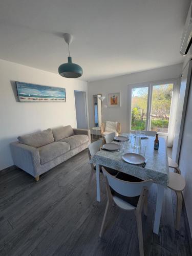 un salon avec une table et un canapé dans l'établissement Le Club des Cigales, à Hyères