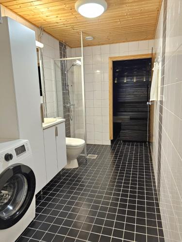 ein Badezimmer mit Toilette, Waschbecken und Dusche in der Unterkunft City apartment Kuopio Satamankulma, free parking, wifi & sauna in Kuopio