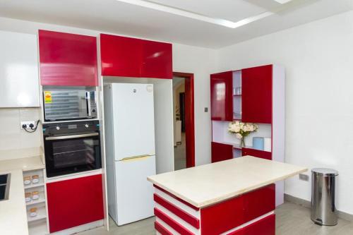 Η κουζίνα ή μικρή κουζίνα στο Plush Apartment hosted by Ama