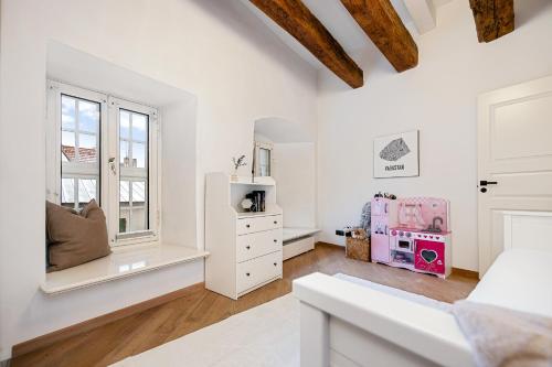 タリンにあるModern charm in old townのベッドと窓のある白い寝室