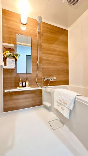 a bathroom with a sink and a mirror at Ansou house 大阪ドーム in Osaka