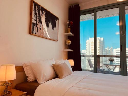 una camera con letto e vista sulla città di ONE Guest Place Private Bedroom with Balcony a Abu Dhabi