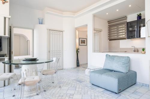 un salon avec une table et une chaise dans l'établissement LE CHÂTEAU - La Perle du Cap Martin, à Roquebrune-Cap-Martin