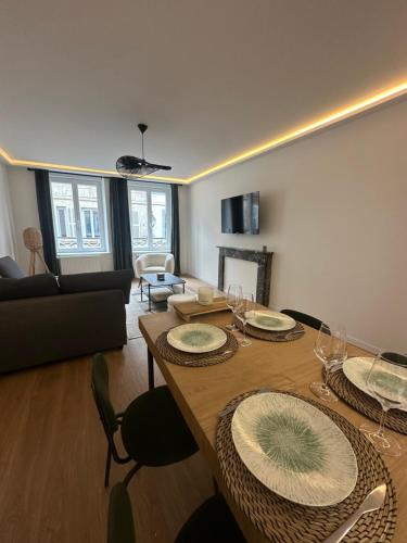 d'un salon avec une table en bois et des plaques de cuisson. dans l'établissement Appartement rénové hypercentre-Charleville-10p, à Charleville-Mézières