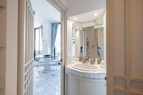 une salle de bain avec un lavabo et un grand miroir dans l'établissement LE CHÂTEAU - La Perle du Cap Martin, à Roquebrune-Cap-Martin