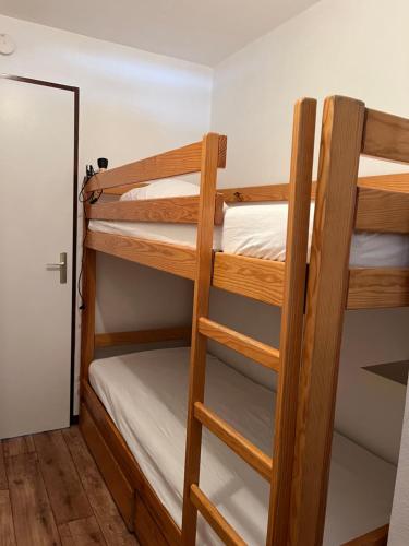 quelques lits superposés dans une chambre dans l'établissement Appartement Valloire Galibier 4 personnes pied de piste, à Valloire