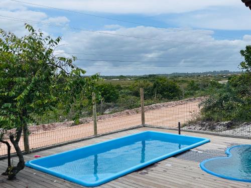 Casa Vista Monte Pascoal في بورتو سيغورو: مسبح ازرق على سطح خشبي