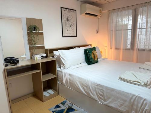 Postel nebo postele na pokoji v ubytování Cosy Lodge MRT Phra Ram 9