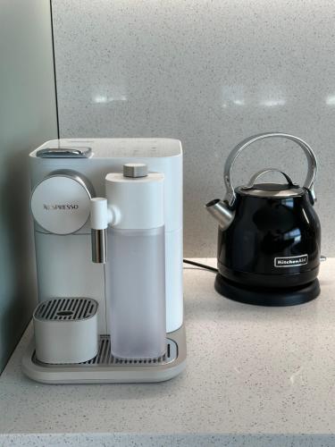 Utensilios para hacer té y café en Maison Panorama Alpes Suisses & Sauna
