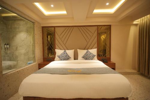 Una cama o camas en una habitación de Sky Executive Rooms
