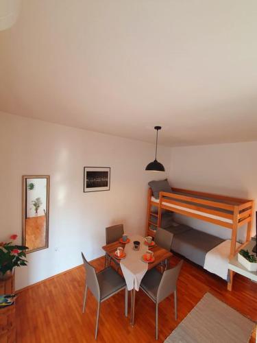 メドゥリンにあるAppartement Leoのテーブルと二段ベッドが備わる客室です。