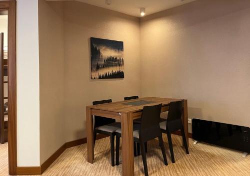 een eetkamer met een houten tafel en stoelen bij Apartments B137 & B027 - Aparthotel Vučko in Jahorina