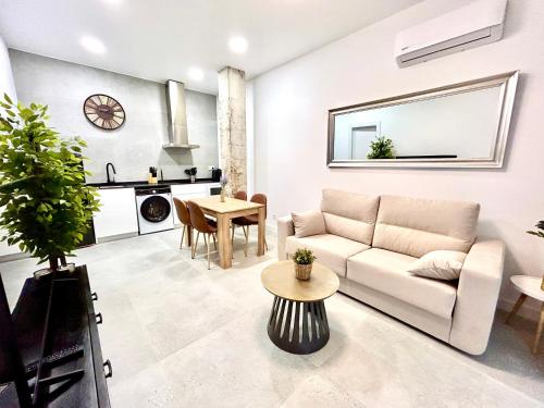 Convenient, Charming Apartment 15 Mins from City Center