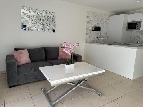O zonă de relaxare la Appartement à Frejus avec piscine et terrasse