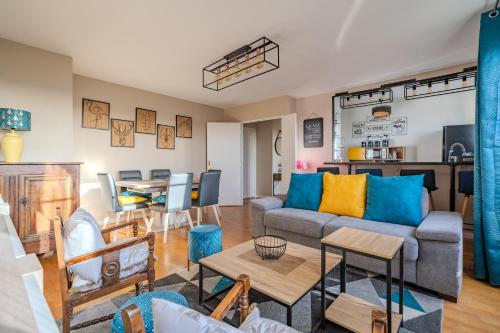 un salon avec un canapé et une table dans l'établissement Magnifique Appart 10min de Disney, à Bussy-Saint-Georges