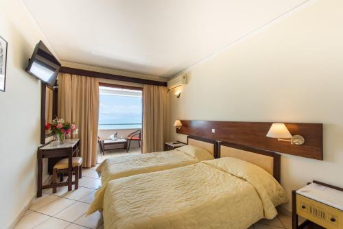 Postel nebo postele na pokoji v ubytování Aphrodite Beach Hotel Corfu