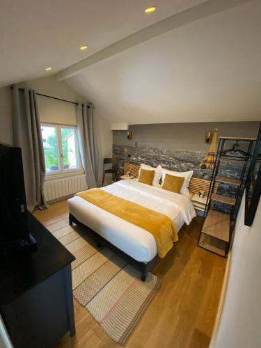 une chambre avec un grand lit et une télévision dans l'établissement Appartement proche PARIS, à Clamart