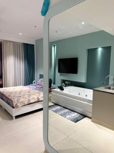 Katil atau katil-katil dalam bilik di Green Studio - Private Jacuzzi - Private Balcony