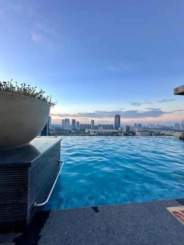Kolam renang di atau dekat dengan Green Studio - Private Jacuzzi - Private Balcony
