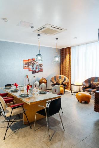 a dining room with a table and chairs at SULO VIP Spa in Atyraū
