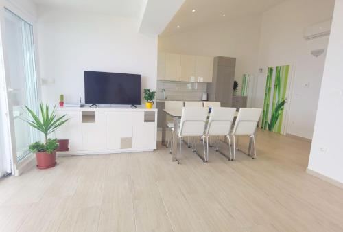 Televiisor ja/või meelelahutuskeskus majutusasutuses Apartment with a sea View No 10, first row by the sea, Beach house Ana