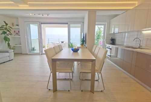 Köök või kööginurk majutusasutuses Apartment with a sea View No 10, first row by the sea, Beach house Ana