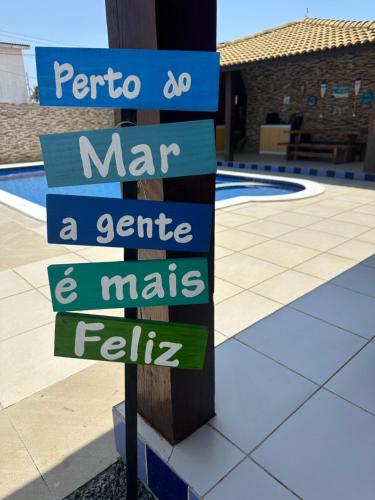 Ein Zeichen, das Pero a man a centre and marselli liest in der Unterkunft Casa de praia barra Serinhaém,Carneiros,ilha santo aleixo in Sirinhaém
