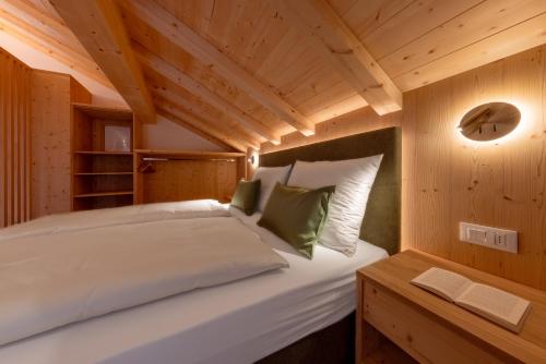 a bedroom with a bed in a wooden cabin at Apartment Ciasa Laoi in San Cassiano
