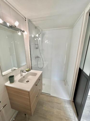Studio avec cuisine, salle de bain et garage privé proximité 24h