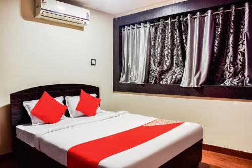 Ein Bett oder Betten in einem Zimmer der Unterkunft Hotel O Flagship Hotel Pragya 2