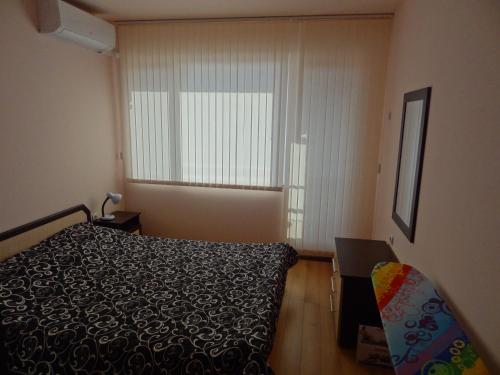 プロブディフにあるApartment Botevのベッドルーム1室(ベッド1台、窓、椅子付)