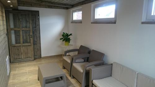 Ein Sitzbereich in der Unterkunft Apartmány Vilekula Sázava